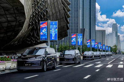 大连达沃斯官方指定用车→智界V9