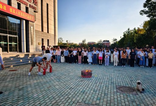 近日，东丽区消防救援局走进武警特色医学中心，组织开展消防疏散演练，本次共有 50 名工作人员参与。

医院属于人员密集特殊场所，演练模拟病区突发火情，警报响起后，参演人员严格按照预案流程，捂住口鼻、低姿弯腰，沿疏散通道有序撤离，重点熟悉医疗场所火灾报警、人员疏散、初期火情处置等关键环节 ​