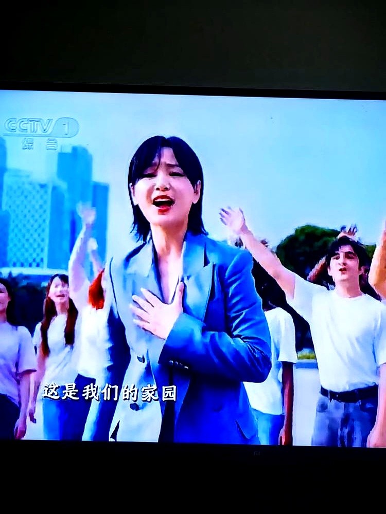 跟周笔畅合唱《共同家园》的马来西亚人，凭什么是他？

真不是空降。尤长靖是当年《偶像练习生》投出来的第9名主唱。NPC解散后单飞死磕音乐，今年刚拿下《披荆斩棘》总冠军。

节目组选他搭档周笔畅，核心诉求就是“四海同心”。这小伙在南京艺术学院读的书，中文跟母语完全没差。

这种级别舞台的选人逻辑就这么