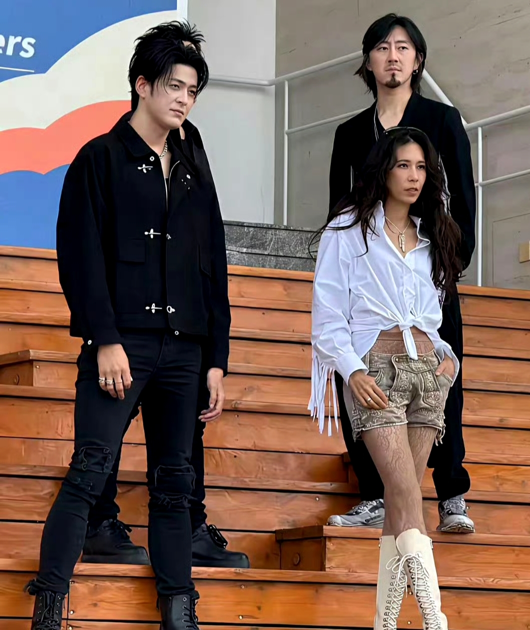 莫文蔚才是利于真正的“腿精”，这大长腿，又笔直，又不瘦弱，看起来非常有...