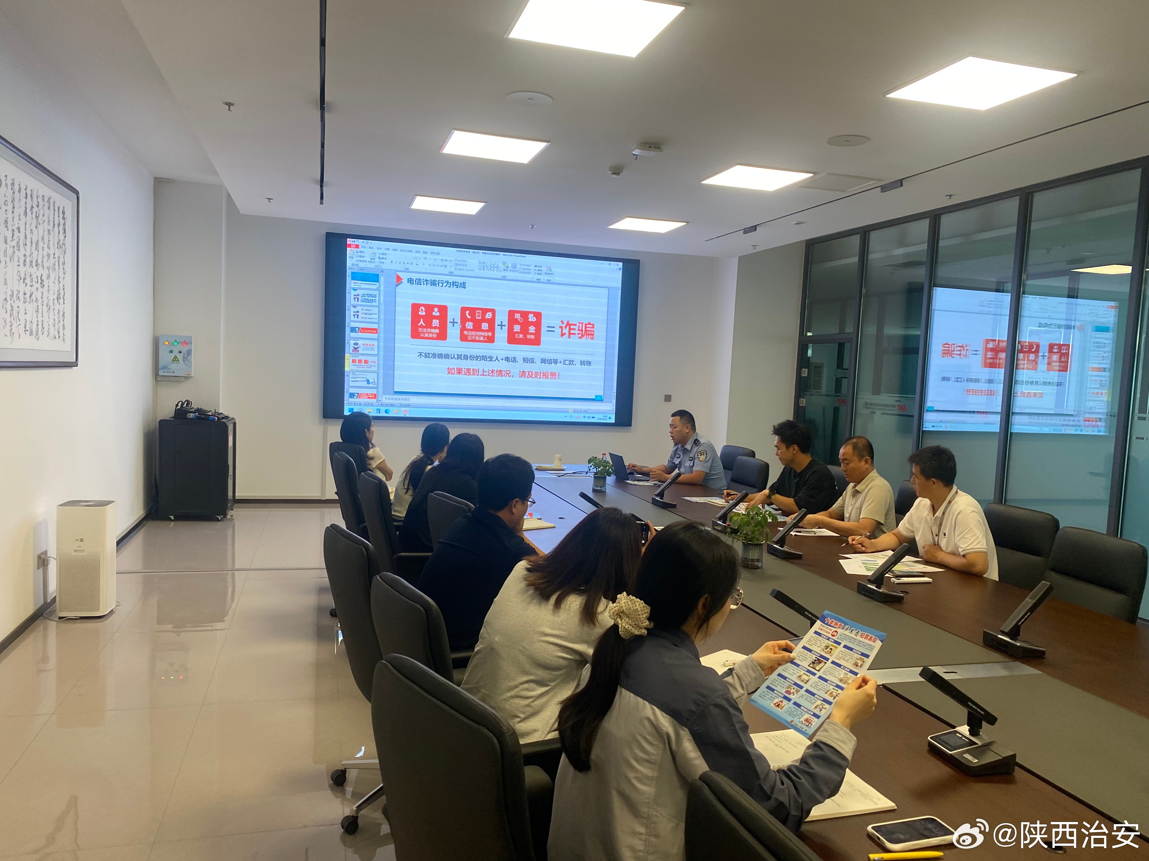 #陕西治安# 【入企普法零距离  反诈扫黑筑防线】2026 年 8 月 27 日，咸阳市乾县阳洪派出所民警走进辖区企业，开展反诈及扫黑除恶普法宣传。民警结合企业实际，讲解电信网络诈骗常见手段，提醒员工提高警惕、严守资金安全；同时普及扫黑除恶相关法律知识，告知强买强卖、恶意滋扰企业经营等涉恶行为的 ​