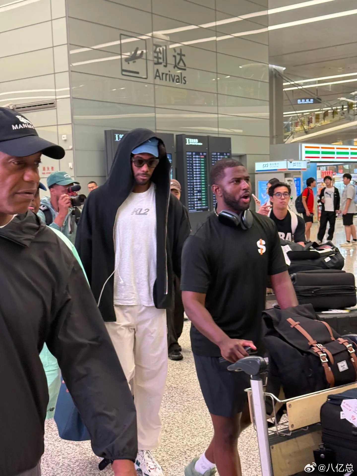 伦纳德抵达上海，开启2026中国行上海站行程
NBA球星科怀·伦纳德已经落地上海，正式开启本次中国行上海站的系列活动，不少球迷前往机场接机，期待和偶像近距离互动。
 
刚刚结束的2025‑26赛季，伦纳德效力快船，常规赛场均出战32.1分钟，可以交出27分6.4篮板3.7助攻1.3盖帽，投篮命中率50.5%，罚球命中 ​
