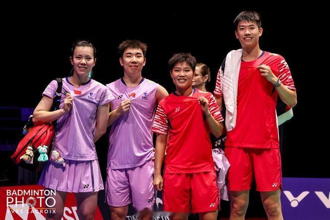 国羽本站赛事出征阵容在欧登塞训练馆的集体热身合影，完整记录新生代选手们赛前备战的轻松状态。