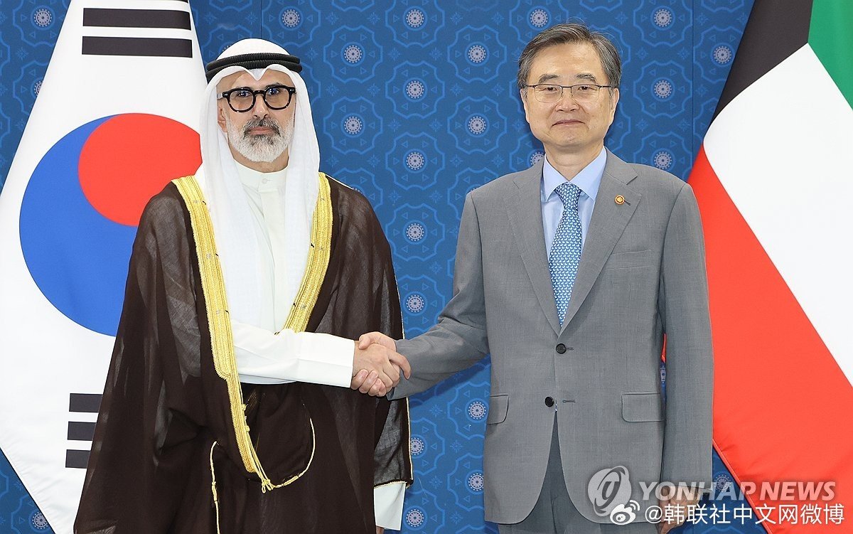 【韩国和科威特外长举行会谈 商讨能源基建合作】#韩国外交部长官赵显#25日在首尔同到访的科威特外交大臣杰拉赫举行会谈，双方就两国关系、战略能源合作、人工智能（AI）投资、政府间（G2G）基建等各领域的务实合作，以及中东局势等进行了广泛交流。 ​
