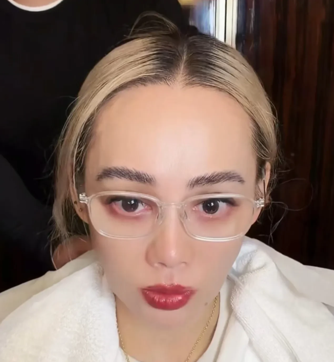 宁静直播被问杨洋走丢那事儿，一脸为难：一言难尽，卫视保护艺人，不会全剪出来，我也没法说。
全网骂了节目组十年恶剪。宁静一席话翻过来了——节目组没恶剪，把艺人更恶劣的一面剪掉了，拼命保护他们。
被剪掉那么多，播出来的还这么抓马。现场得乱成啥样？宁静不敢说到底，怕得罪人。圈里没人喜欢嘴不严的同行。
这回