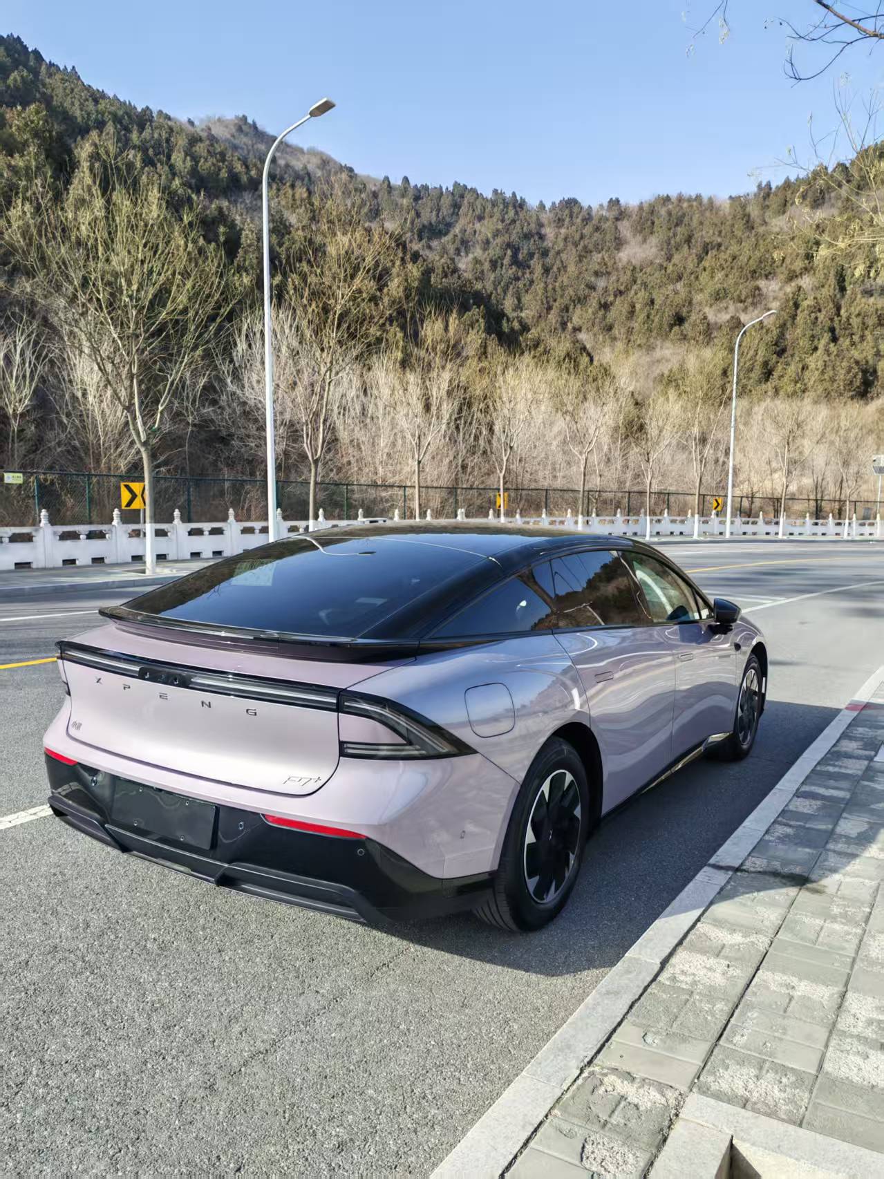 为什么选择小鹏汽车?综合性价比还是可以的，买车看那些评价和数据只能是参考，首先你要知道你需要的是什么类型的车，不能被别人带偏。