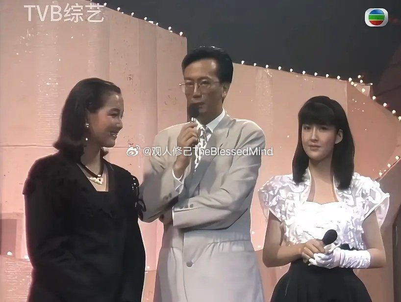 郑秀文旧照一张，额头宽阔闪闪发亮，不愧是16岁就能出道的人，时运印在脸上了。

#观名人# ​