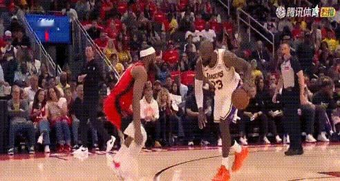 这场G4，直接把耳朵震懵了。 火箭大胜，回归上季那套防守反击：没了阿杜...