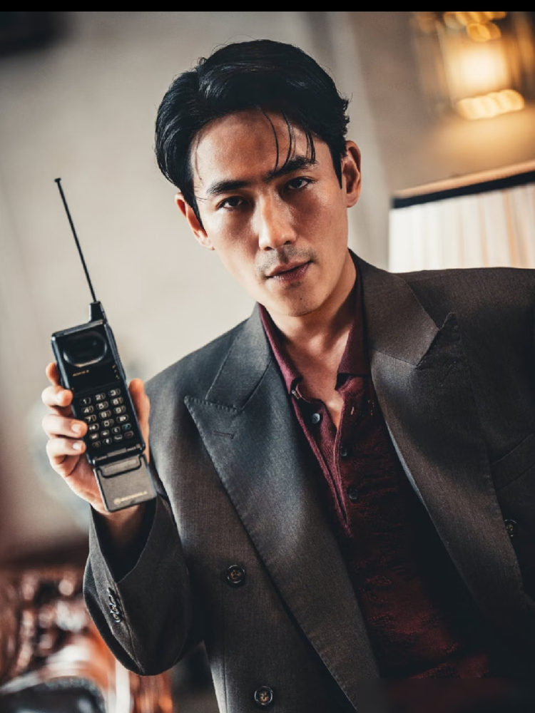 朱一龙疯成这样，内娱真找不出第二个！
新片《空枪》里，他演又黑又糙的90年代悍匪，完全看不出从前的偶像影子。从《人生大事》拿影帝的殡葬师，到这个被欲望催疯的反派，他专挑不贴脸的复杂角色。
他说自己不是天赋型演员，早年对着镜头都放不开，全靠一部部戏死磕攒经验。从不靠想象演角色，非要扎进生活找感觉，