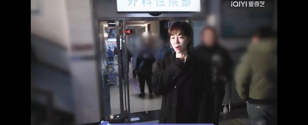 姜妍和肖战拍一场壁咚戏，一推，肖战后背撞上实景墙板，墙板破了一个大洞。肖战当场愣住，连问好几遍这咋办，还伸手想把墙按回去。他跟姜妍说自己没感觉，要有负罪感，对墙有就行了。
这段花絮在2026年10月22日前后传开，成了《小城良方》开播后被转发最多的画面之一。同一天，酷云发布首播战报：央八首播日平均收