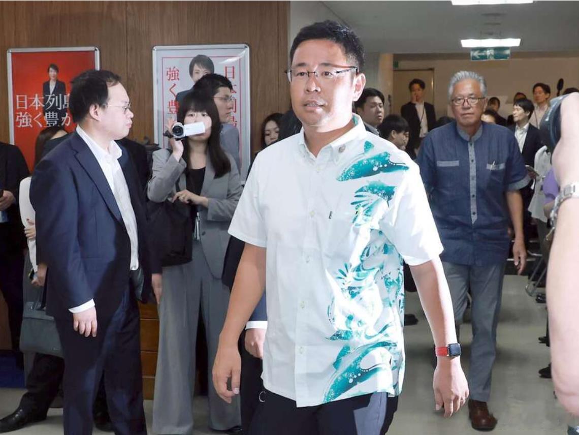【随着冲绳知事选举保守派获胜，日本自卫队加速推进“西南转移”，也加深当地民众对此心生警惕。】9月20日，综合时事通信等多家日媒报道——随着本月13日冲绳知事选举当日完成投计票，前那霸市副市长古谢玄太击败现任知事玉城丹尼当选，自民党等保守势力支持的古谢玄太时隔12年执掌冲绳县政，中央政府 ​