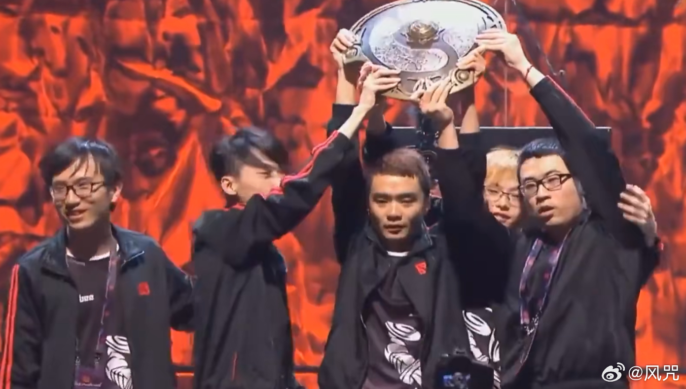 Hao在宝可梦比赛中战胜了Sylar，并且打字：亚军就是亚军，永远是亚军。

川神观战，并询问查理斯：
兄弟能不能学学人家的气魄，能不能也打出这种字来，老是我在打字，你就TM缩在后面...我和鸡憋两个中军在那打字，你个B就缩在屏幕后面！
查理斯：我能打什么，我TM真是亚军🥈...我能打什么...

 ​