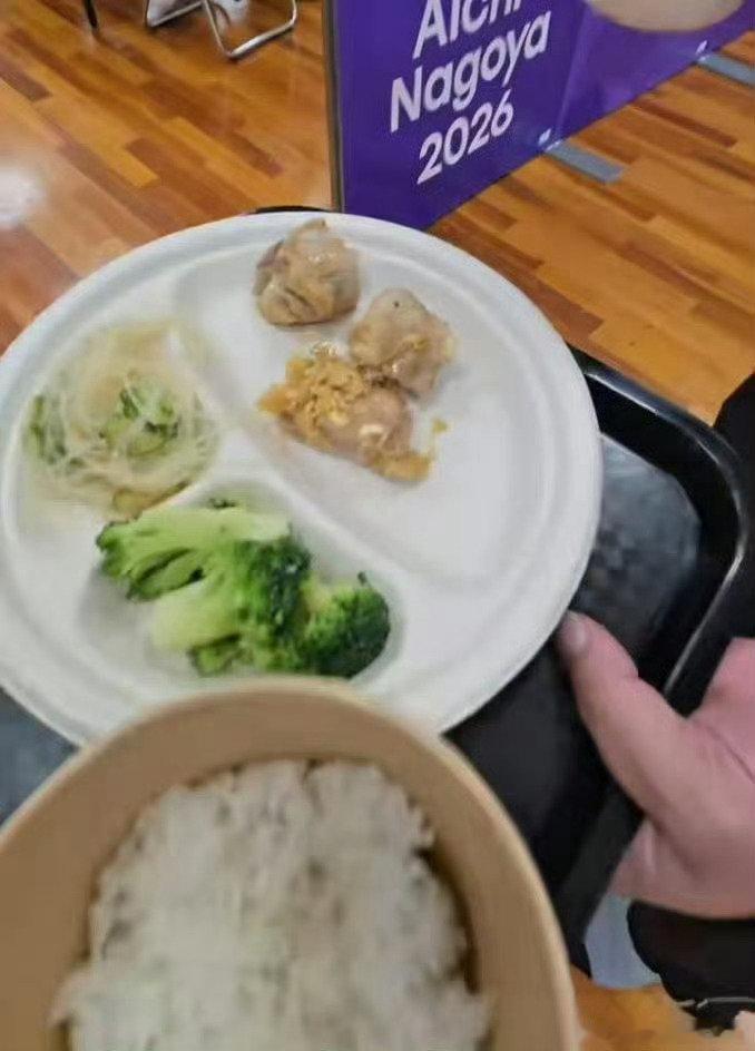 #泰国网民吐槽日本亚运会#泰国网民吐槽日本亚运会：餐食分量少得可怜，米饭装饮料杯、鸡肉仅三块，运动员根本吃不饱；住宿分配混乱，藤球队被迫睡邮轮大厅地板；通勤双标，外国选手单程近一小时，日本队仅4分钟。 ​