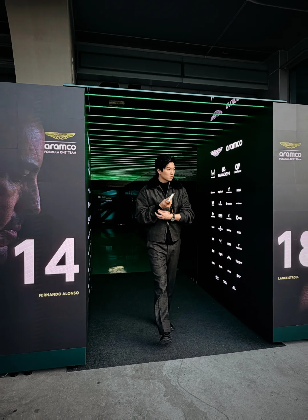上海F1, 扮演准备接受采访的严肃车队经理