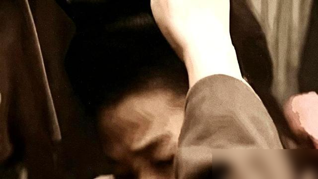 98版《水浒传》最毒的一刀，是删光了梁山好汉的爽文结局。
原著里招安后去打辽国，连战连捷。导演张绍林偏不这么拍，他死磕服化道，把草莽江湖拍得刀刀见血，却硬生生砍掉这段高光。
李雪健演的宋江，早把招安刻进骨子里，卑微得让人想砸电视。
很多人骂这版宋江太窝囊，但这恰恰是全剧的封神之笔。
不让你看