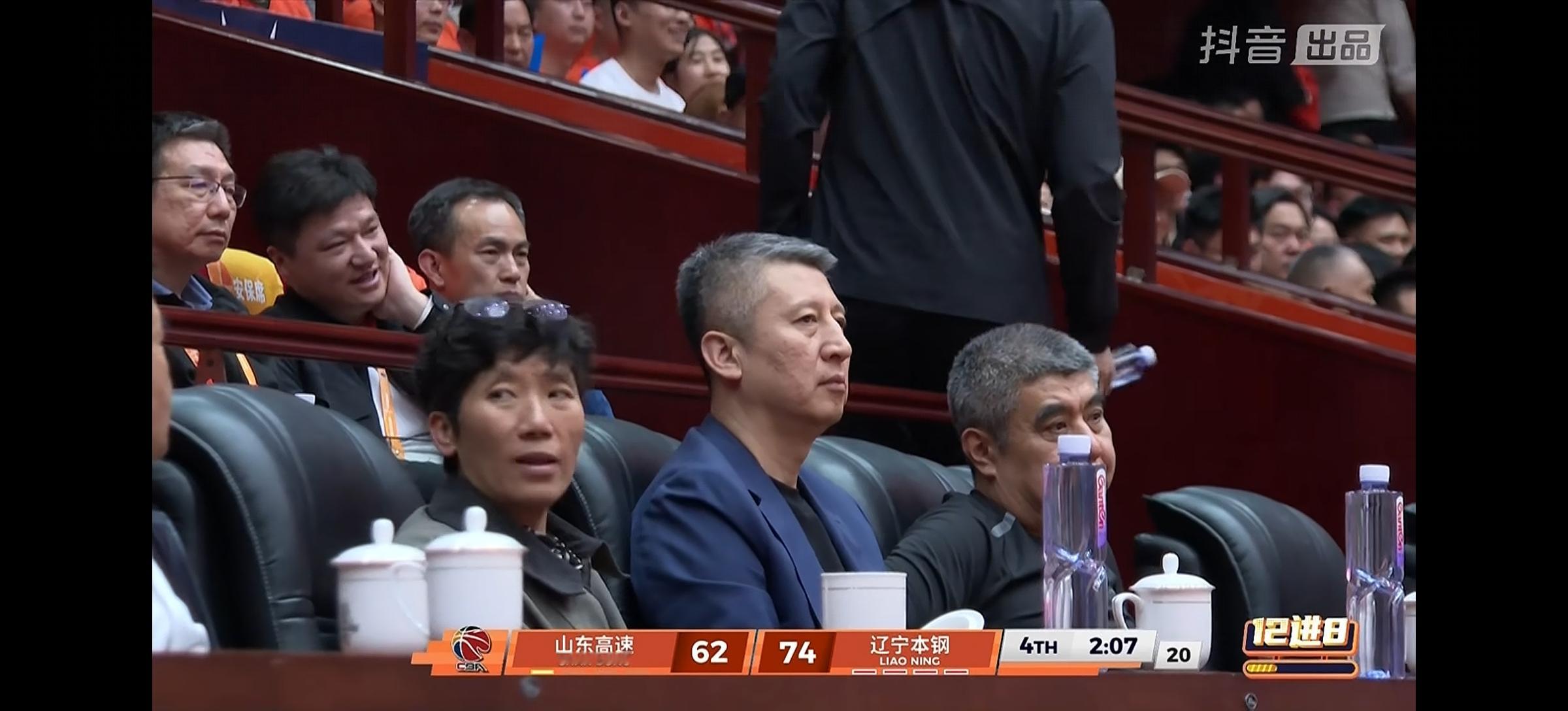 高诗岩不上场不可怕 最可怕的是三点： 一，内线篮板球保护 孙桐林难堪重...