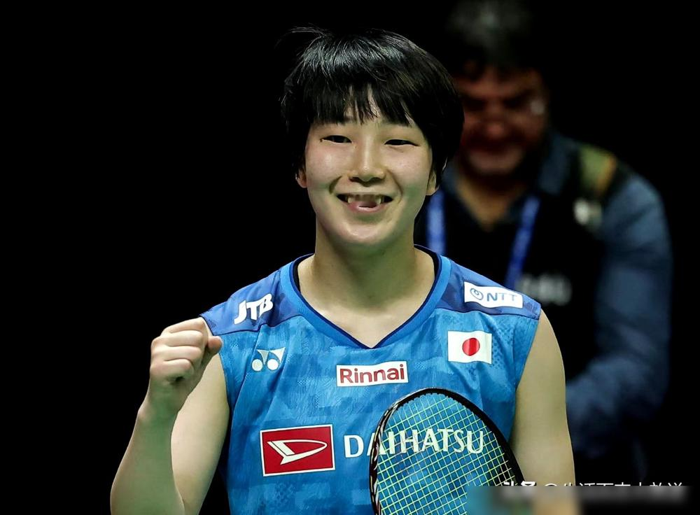 32分钟21-6横扫！中国独苗把前世界冠军打崩了！
王祉怡对阵日本名将奥原希望，交手记录至今5胜0负，一场没输过。
这次1/4决赛，她全程前三拍抢攻，直接把擅长多拍拉吊的奥原，压得没一点发挥空间。
作为八强里唯一的中国选手，她赛后说早就摸透了对手战术，上场就是拼每一球，做好自己就行。目前四强被