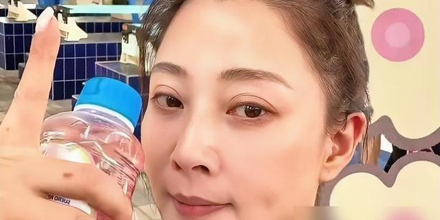 殷桃根本就不需要当什么流量！
在最新的《花少8》里，有人又开始挑刺，说她太温吞、不够抓马，被问问题就知道聊业务，不如吴君如自带笑点，甚至唱衰她“永远当不了顶流”。
但凡看了正片的人都懂，她简直就是整个旅行团的“定海神针”。
三两句话高效分好房间，买菜归来主导火锅局，给身体不适的吴君如量血压安抚情绪，