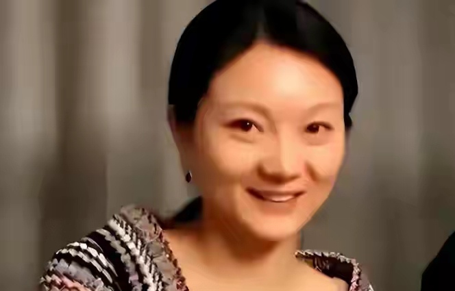 真的别再跟风骂陈婷只享福不共苦了！看完76岁张艺谋的近况，终于懂了她摘掉妻子认证的真实用意。以前全网都带着偏见吐槽，说张艺谋年纪大还辛苦拍戏，她却忙着去掉家属身份、急着划清界限，生怕跟着受累。可回头细数过往才清楚，最难的那几年她从来没缺席，当年超生风波漫天非议，张艺谋口碑跌到谷底，没人敢靠近的时候，