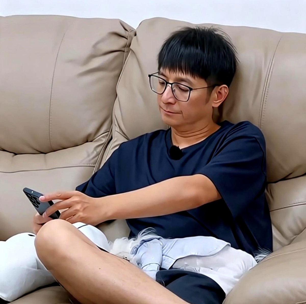 把家里擦得像无菌病房，就是因为单身太孤独？

李维嘉在综艺里洗洗刷刷，茶几上的物件摆得像拿尺子量过。弹幕里全在可怜他，说一个快五十岁的男人没老婆没孩子，只能靠干家务打发时间。

他在台上蹦跶了二十多年，见惯了最吵闹的场面。现在退下来，把屋子收拾得一尘不染，偶尔跟老友喝喝茶。这哪里是落寞，分明是中年人