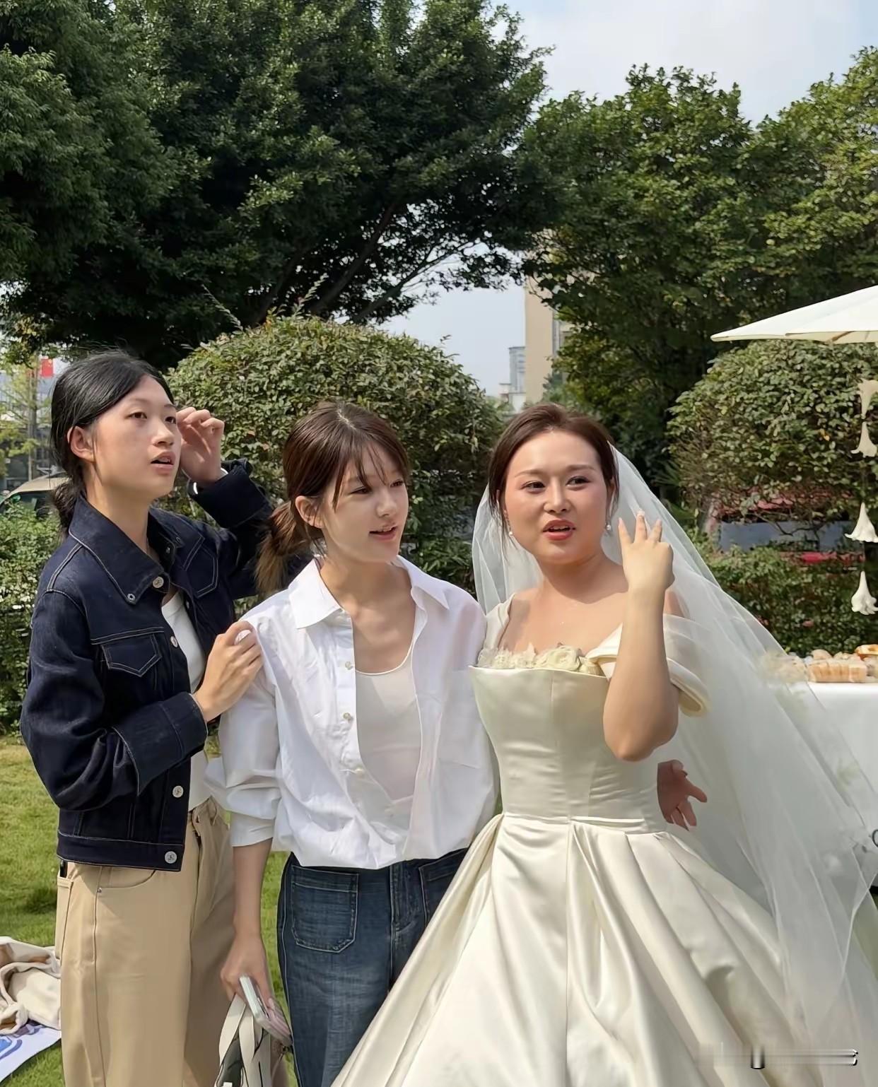 国庆期间，赵露思参加了表妹的婚礼，这场婚礼挺有意思的，没有在灯光璀璨的酒店里，是在户外的草坪上，金秋十月，户外的天气挺好的，赵露思也成为了全场的焦点，一身白色的衬衫搭配牛仔裤，整个人显得很干练，仔细看，赵露思的脸型和之前还是有变化的，以前的脸有些圆润、娃娃脸，现在的脸型有些韩范，倒是看新娘子挺可爱的