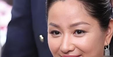 53岁的瞿颖站在中网钻石球场给郑钦文挑边时，满腿紧致的小麦色肌肉，整个人松弛得像个现役运动员。
谁能想到，这姐们儿当年差点在感情的大坑里摔得粉身碎骨。
那时候李亚鹏还没什么大名气，瞿颖早就是红透半边天的初代名模，要名有名，要人脉有人脉。
张艺谋当年甚至当面提醒过她别陷太深，可恋爱脑上头哪听得进