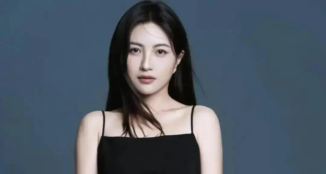 当年那场生日宴上，包文婧当着满屋子亲朋好友的面，死死盯着刚进门的赵奕欢，开口就盘问起她和包贝尔的绯闻

现场气氛瞬间降到冰点，旁人恨不得找个地缝钻进去，尴尬得连呼吸都觉得多余

这事儿在咱们外人看来简直匪夷所思，就算要抓小辫子，哪有在自己生日会上当众撕破脸的

但在包文婧的世界里，那个顶着光头的老公