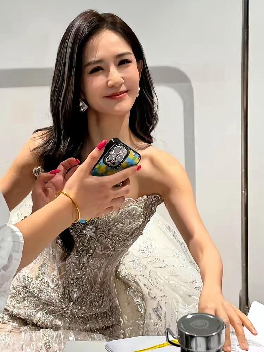 谢娜无锡奥体音乐盛典的主持状态，彻底扭转了此前巡演争议带来的负面观感。45岁的她身着冰蓝色碎钻长裙，搭配挑染发型，无修生图状态在线，和新生代主持人齐思钧搭档时分寸感十足，全程不争不抢、沉稳托举全场，需要暖场控场时又能精准拿捏节奏。早前个人巡演期间，她因唱功、舞台呈现遭到大量争议，外界质疑声不断，换做