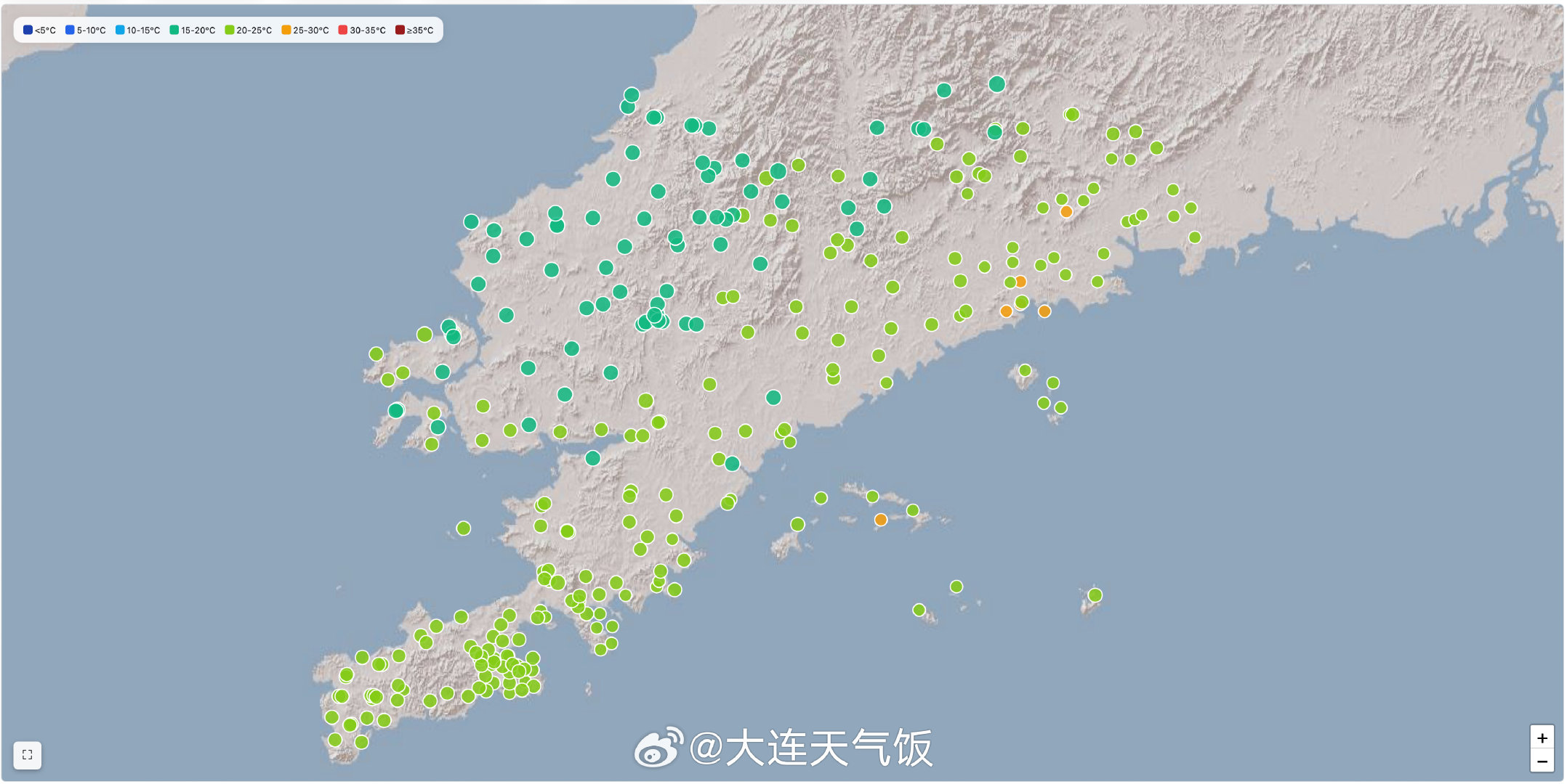 #大连气象##大连天气##大连天气实况# 傍晚时分，大风渐起，气象台针对多地发布大风蓝色或大风黄色预警，各地气温开始下降，西北部地区首当其冲；今夜明晨市区最低气温下探17度，6～7级偏北阵风加持下体感温度不足15度，秋意渐浓，明早出门大家需要做好防风保暖工作。 ​