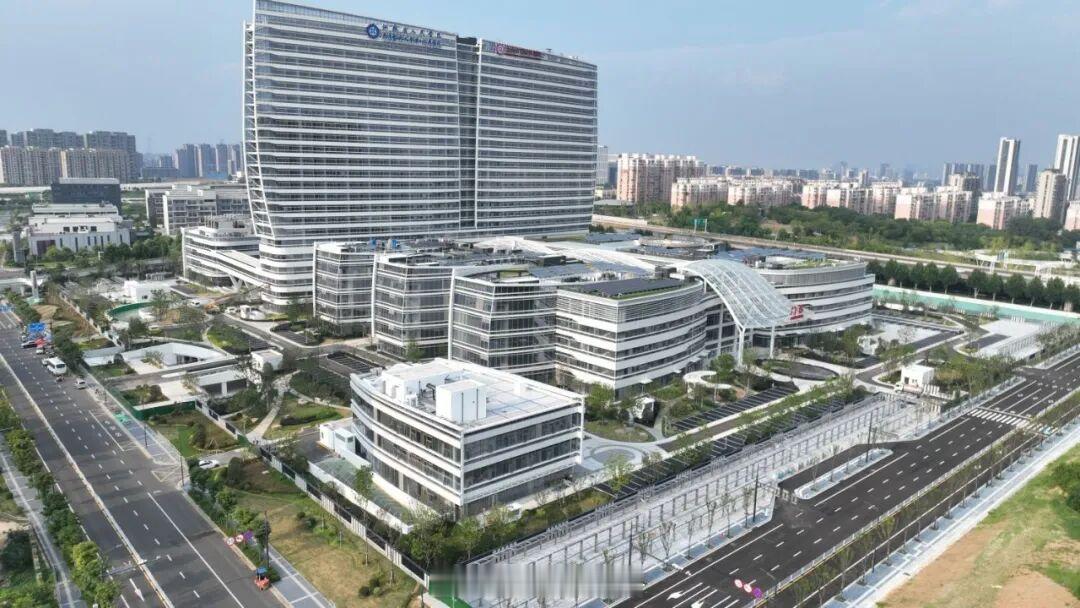 好消息！江苏省人民医院（江苏省妇幼保健院）雨花院区官宣将于今年12月正式开诊。南京这些年把医疗资源往外疏解，还是有一点效果的，城墙内太挤了。 ​​​