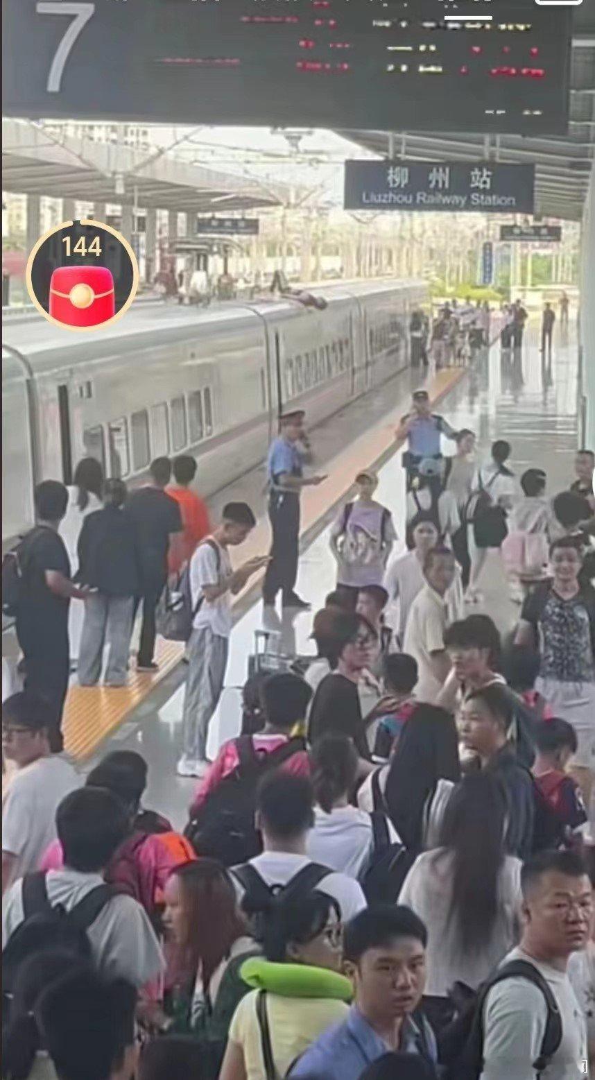 别跟三哥学，能救回来属于人品爆发了

#柳州站 电击##柳州站通报男子攀登车顶遭到电击# ​​​​