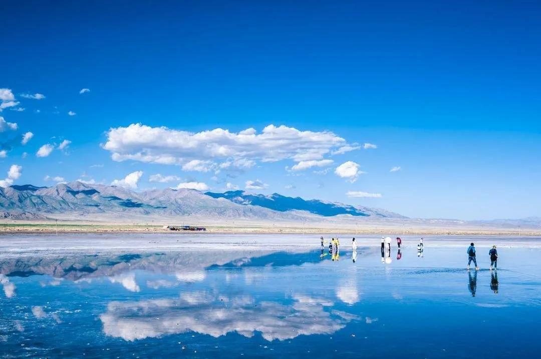 我国拥有全球最大国内旅游市场，也已经成为国际旅游主要目的地。
 
很多人外出游玩，只关心目的地好不好玩，很少留意旅游市场背后的数据变化。国内庞大的出行需求，撑起这个体量全球第一的市场。短途周边散心，跨省长途旅行，一年四季都有游客在路上。节假日出行人数会暴涨，平常工作日，也有不少人安排短途休闲。