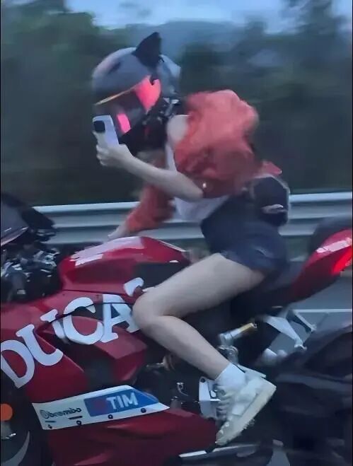 #警方通报女骑手高速狂飙时速超200公里# 

广东惠州警方通报“女子高速骑摩托车时速超200公里”：曹某（女，20岁）、陈某（男，30岁）涉嫌危险驾驶罪被刑拘。

8月26日晚，广东惠州市公安局交通管理支队就“女子在高速上骑两轮摩托车时速超200公里”发布警情通报：近日，一辆摩托车与小汽车在沈海高速 ​