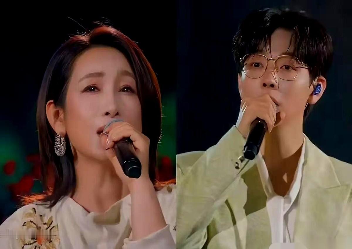央视中秋晚会上，演了二十多年戏的秦海璐和歌手胡夏合唱了一首《归》。
这是秦海璐头一回上这个台，网上的评价却变成了一屋子成名歌手愣是没唱过跨界的人。
铁路预计发送的2.84亿人次旅客还要盯着大屏幕核对自己的检票口。
你看这两人往安徽淮南人民公园湖区的水面舞台上一站，背后衬着徽派建筑的剪影和灯笼，央视选