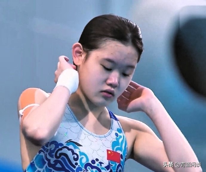 我不是你养大的，我是队里养大的

张家齐在节目里对亲妈说了句，我不是你养大的，我是队里养大的，热搜挂了整整一天。
狠吗？她六岁进北京跳水队住校，十二岁进国家队，受伤了自己扛，跟教练闹了矛盾打电话回家，妈站在教练那边。
热搜上吵的是礼貌不礼貌，我看到的却是另一件事：从小到大没被接住过的人，长大后怎么接