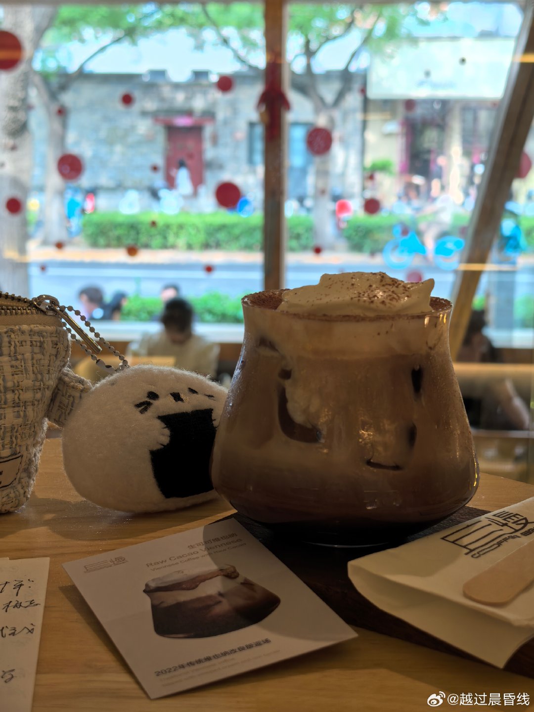 越过晨昏线每天打开微博打开xhs打开vx打开各种工作软件就这样懵而逼之
最后打开了星巴克app和淘宝闪购美团外卖。 ​
