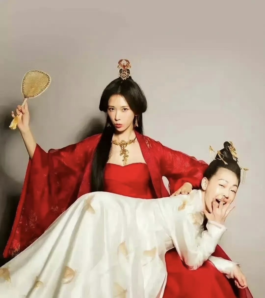 小S林志玲《吃吃的爱》经典古装剧照，相爱相杀名场面
很多人误以为这组是写真，其实是蔡康永首部执导电影《吃吃的爱》的宣传剧照。红衣造型是林志玲，白衣表情夸张搞怪的就是小S徐熙娣。
早在《康熙来了》时期，小S就经常拿林志玲开玩笑，两人“相爱相杀”的梗火遍全网。蔡康永拍这部喜剧的时候，直接把这对老搭档请到