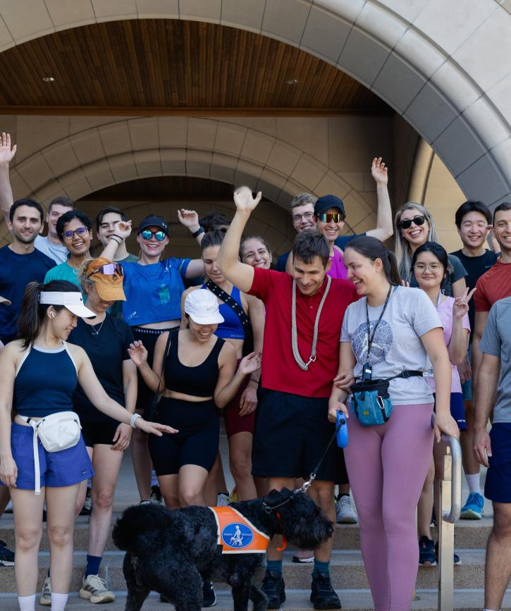 到达剑桥的最新的哈佛大学法学硕士们。 图一中首排的多位美女们着装火辣...