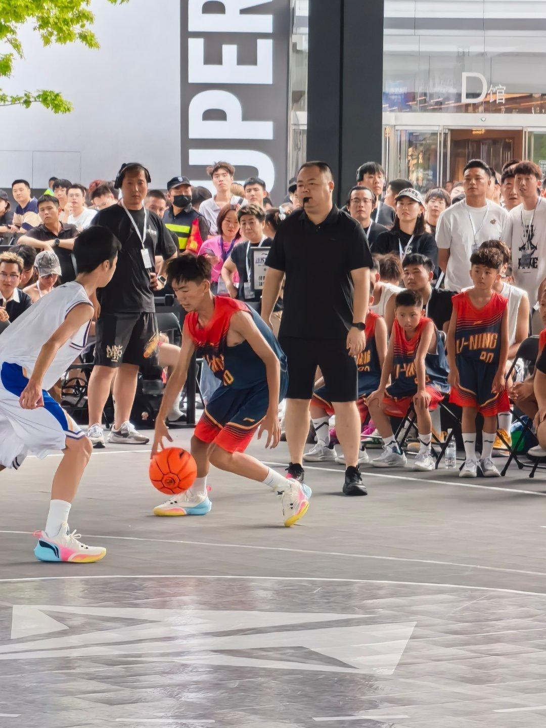 巴特勒中国行-成都站成都万象城，吉米·巴特勒亮相淬炼球局现场。刚结束凉...