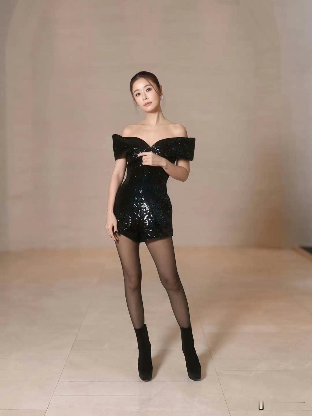 林心如性感黑丝美腿迷人写真