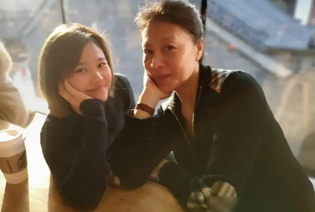 岳红又带着闺女岳以恩进组了，这回是童瑶主演的新剧《四喜》，她演婆婆，女儿混在配角里。算上之前的《社区主任》《大山无言》《满天星》，母女同框已经第四回，网友把“资源咖”三个字刷满屏。
 
化妆间里，岳以恩对着镜子整理头发。岳红从镜子里看她，伸手把她一缕碎发别到耳后。“这场戏词不多，但你得接住童瑶的眼神