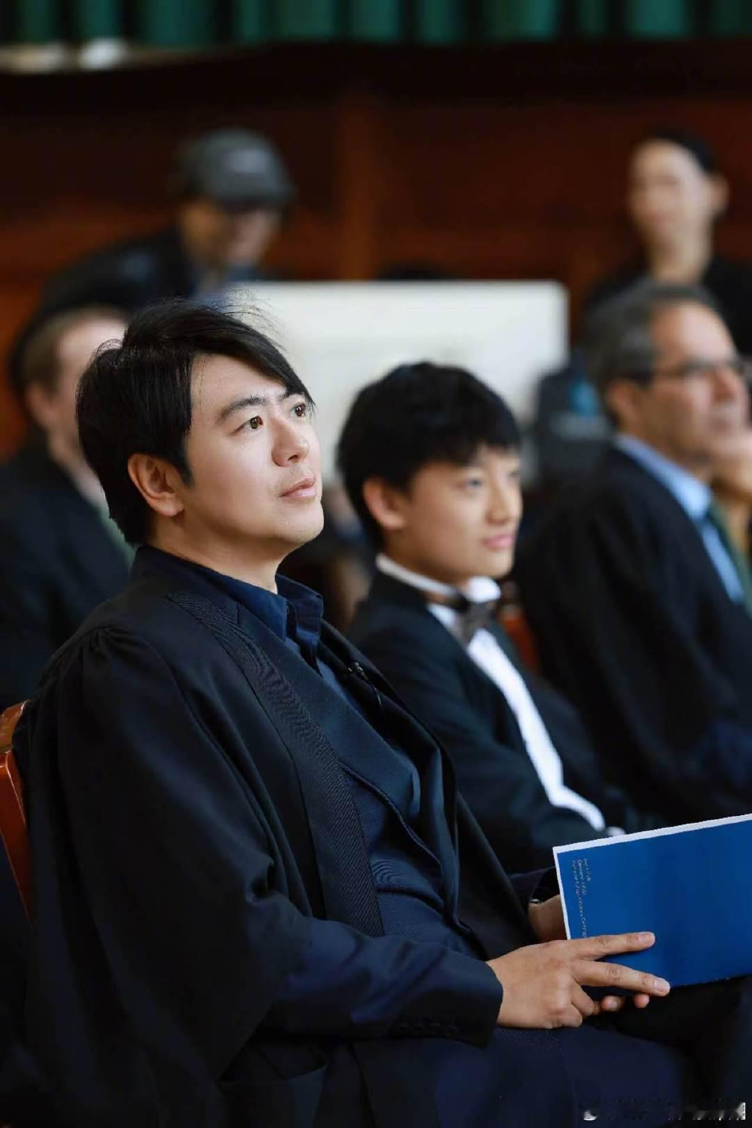 #郎朗的个人机器人# 机器人教钢琴大师跳舞这种反差萌真的绝了，用这种轻松幽默的方式打破古典音乐的刻板印象，让更多年轻人愿意走近钢琴感受魅力 ​