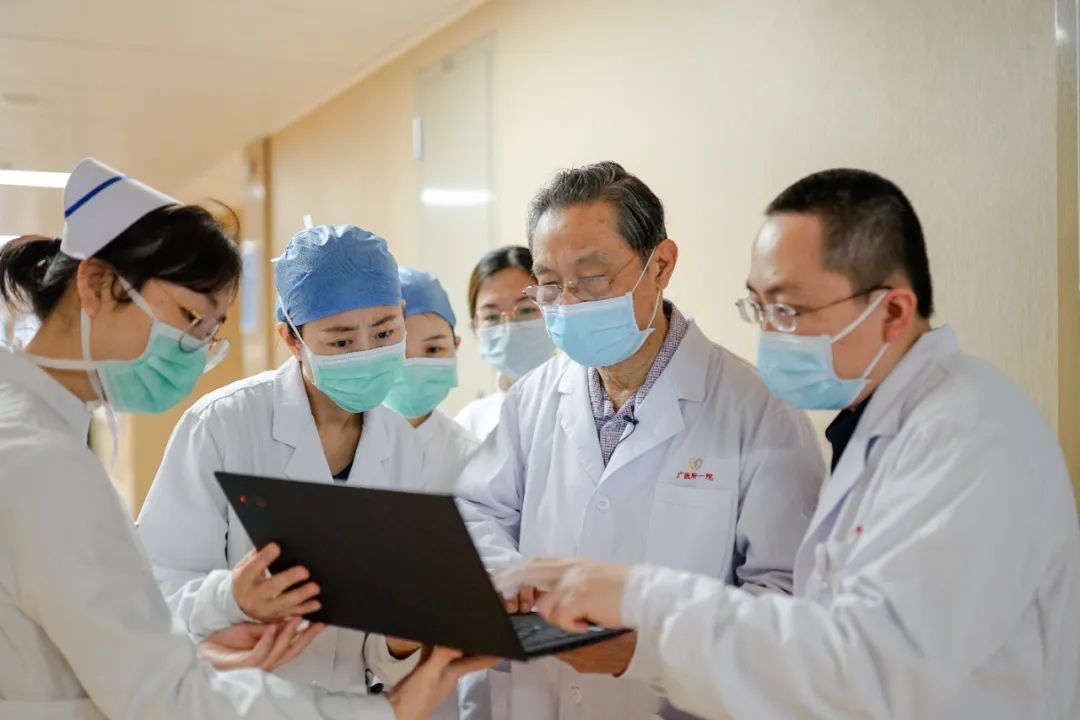 钟南山团队发布研究：七成肺结节患者不吸烟，肺癌筛查标准该改了

七成肺癌病例不在旧名单里，筛查该换一张风险地图

钟南山团队对全国16省份万余名肺结节患者随访，71.34%从不吸烟，73.20%的肺癌病例落在非高危人群。数字摆出来，像一记闷雷。旧筛查逻辑里，吸烟和职业暴露是主角；现实却把七成以上病例