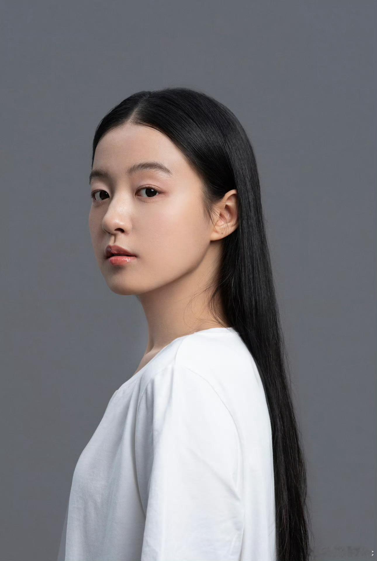 追剧网友热议《翘楚》画面神态怪异，猜测角色采用AI换脸拍摄。演员火速上...