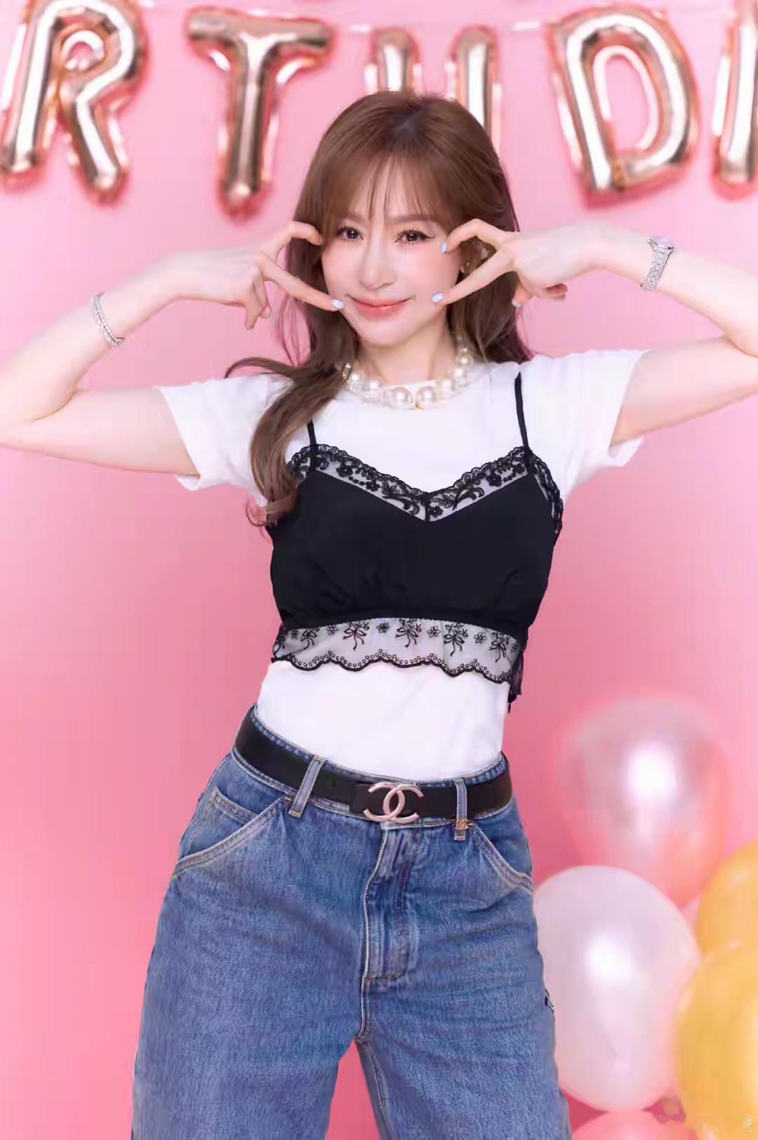44岁王心凌晒12张生日美照！岁月善待甜心教主，甜是历经风雨后的温柔
 
时间一晃，一代人的青春回忆王心凌，已经迎来44岁生日。她在社交平台一次性放出12张生日写真，粉色氛围感布景，气球与生日道具加持，镜头里的她笑容明媚，状态惊艳全网，不少网友直呼：岁月仿佛在她身上按下暂停键。
 
整套照片风格灵动