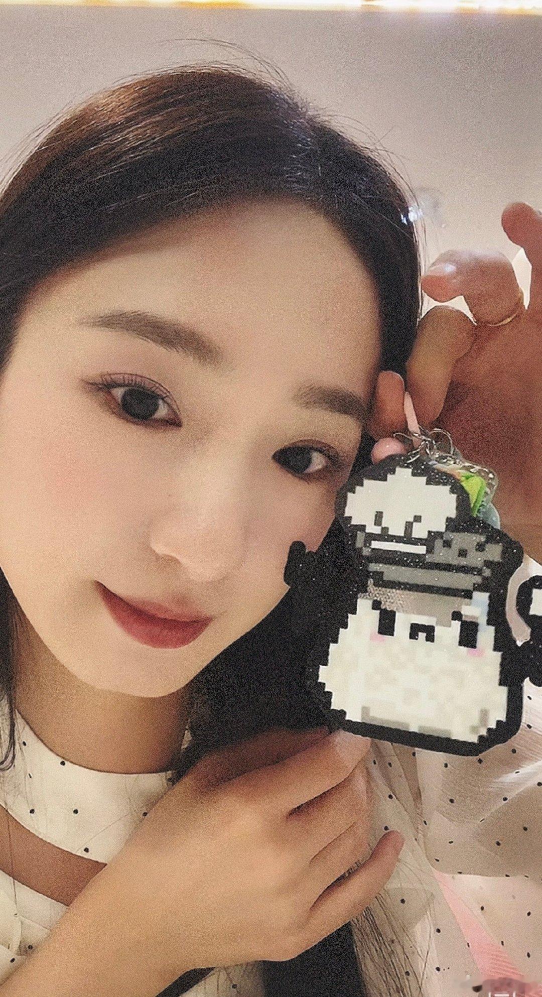 #谭盐盐[超话]#  昨晚真的是直播了好久，诡秘手还是巧 ​