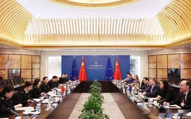 欧盟醒悟，中欧经贸谈判达成16项共识！
在这次北京举行的中欧贸易投资磋商机制第二次例会上，中欧围绕贸易平衡、汽车贸易、市场准入、知识产权等多领域务实对话，妥善管控分歧，坚持平等互利。
 欧盟看清现实：中欧互为关键贸易伙伴，对抗没有赢家，合作才是出路。一味跟随阵营对抗、刻意打压中国，只会损害欧洲自身产