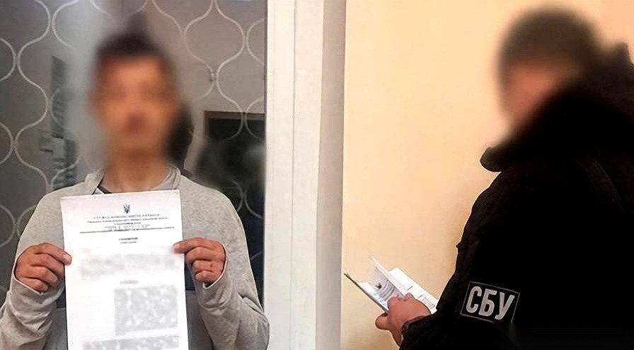 乌克兰安全局最近公布的一份通报，把不少人都看沉默了。
一名入伍才三个月的俄军新兵，带着一把步枪脱离阵地，在两军中间的林子里钻了整整七天；他摸进乌军控制的村子，开枪打死了五名正在屋里熟睡的乌方无人机飞手，随后不仅没有掉头，反而大摇大摆走进了住着上百万人的哈尔科夫市区。
每一个细节拿出来，都透着一股不讲