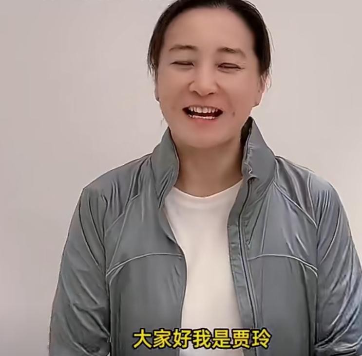 瘦了之后的贾玲去哪了？

9月14日突然露面，居然不是拍电影，而是跑回老家襄阳吃面！

镜头里的她穿一件深色休闲外套，头发扎在脑后，脸上不施粉黛，气色透着红润。她笔直站在镜头前冲大家笑，两只手自然垂在身侧，下巴的轮廓线分明。

不少人在评论区留言写道：“一下子真没认出来是贾玲！”

她一开口还是襄阳