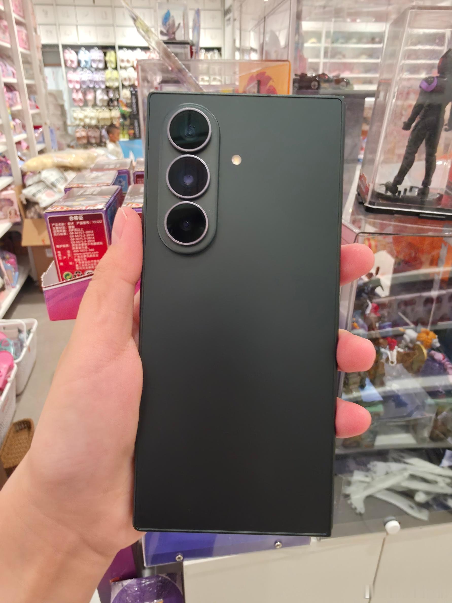 刷到不少iPhone18首批翻车的帖子，心里暗自庆幸，自己提前跳船换了三星 Fold 8 Ultra。差不多用了一个月，终于不用天天纠结信号跟续航，大屏刷视频、回消息、查阅文档，效率直接上去了，合起来就是普通手机大小，揣兜里毫无负担。往年都会追苹果首发，现在觉得花一万多去赌首批品控真没必要，折叠屏用 ​